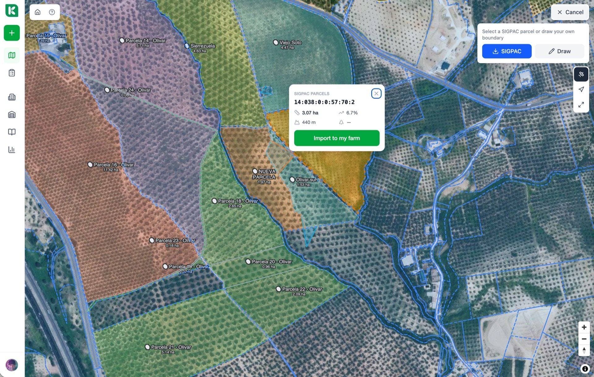 Pantalla de importación con lista de parcelas catastrales con casillas, cada una con superficie y etiqueta de cultivo, y un botón verde 'Importar seleccionadas'.