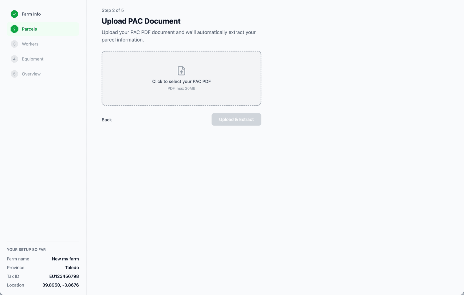 Pantalla móvil de onboarding con barra de progreso de 5 pasos arriba, lista de 42 parcelas importadas con etiquetas de cultivo y botón verde 'Continuar'.